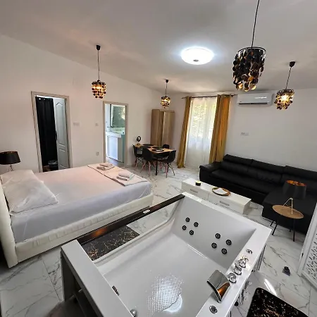 Sa Jakuzijem Apartment
